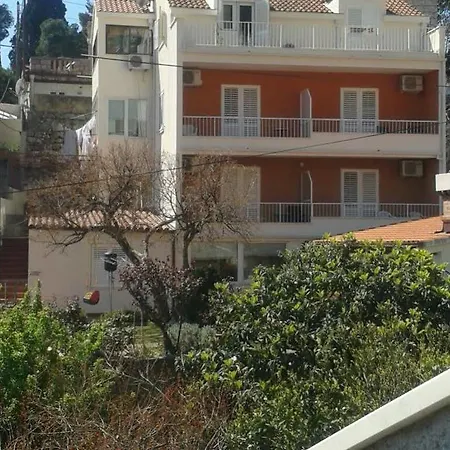 Family House Nozica بيت ضيافة 3*