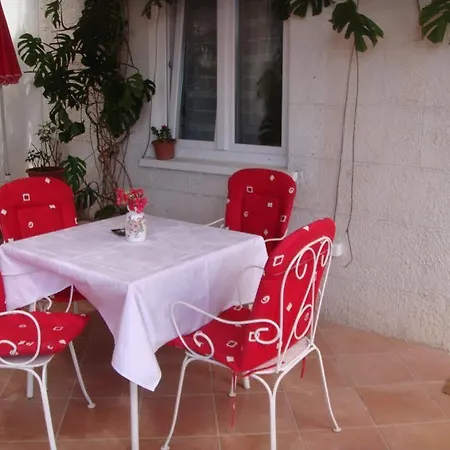 بيت ضيافة Family House Nozica