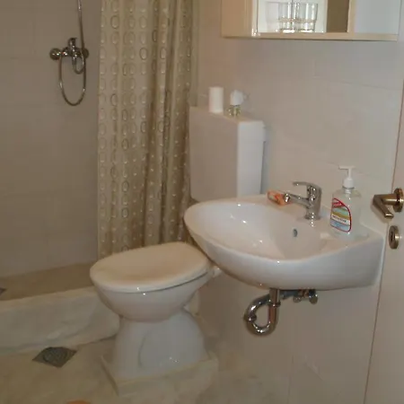 Family House Nozica بيت ضيافة