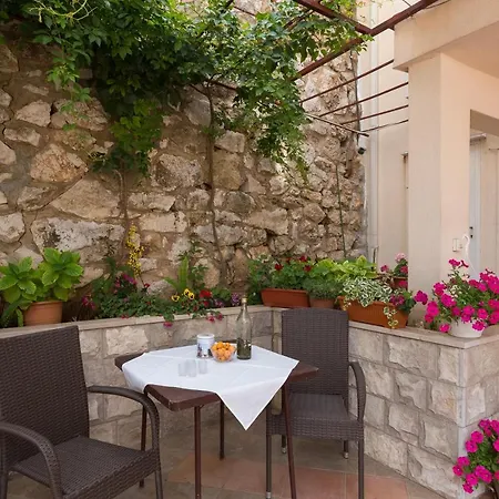 Family House Nozica بيت ضيافة 3*