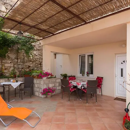 بيت ضيافة Family House Nozica 3*