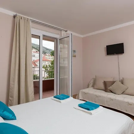 Family House Nozica بيت ضيافة